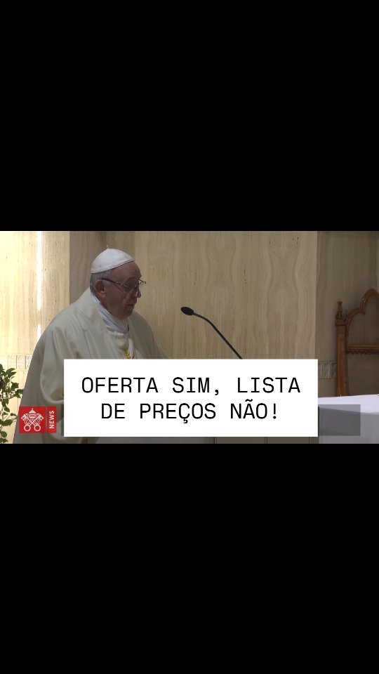 OFERTA SIM, LISTA DE PREÇOS NÃO!

"Para o Papa Francisco, o Evangelho [...] nos faz pensar em como nós tratamos os nossos templos, as nossas igrejas; se realmente são casa de Deus, casa de oração, de encontro com o Senhor; se os sacerdotes favorecem isso. Ou se são parecidos com os mercados. 

Algumas vezes eu vi - não aqui em Roma, mas em outro lugar - vi uma lista de preços. 'Mas como pagar pelos Sacramentos?' 'Não, é uma oferta'. Mas se querem dar uma oferta - e devem dá-la - que a coloquem na caixa das ofertas, escondido, que ninguém veja quanto está dando. Também hoje existe este perigo: 'Mas devemos manter a Igreja. Sim, sim, sim, realmente.' Que os fiéis a mantenham, mas na caixa das ofertas, não com uma lista de preços."

Fonte:

<https://www.facebook.com/share/v/19xxHi4uDq>. Acesso em: 10 nov. 2025.

⚠️➡️Nos siga no Instagram: @katholikosbrasil

⚠️➡️Curta nossa página no Facebook: @katholikosbrasil

#Katholikos #PapaFrancisco #oferta #listadepreços #gratuidade